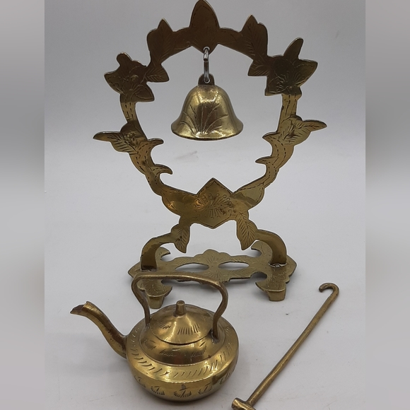 Beautiful Vintage Oriental Brass Gong Bell On Floral Stand Small Hammer Tea pot - Picture 3 of 6